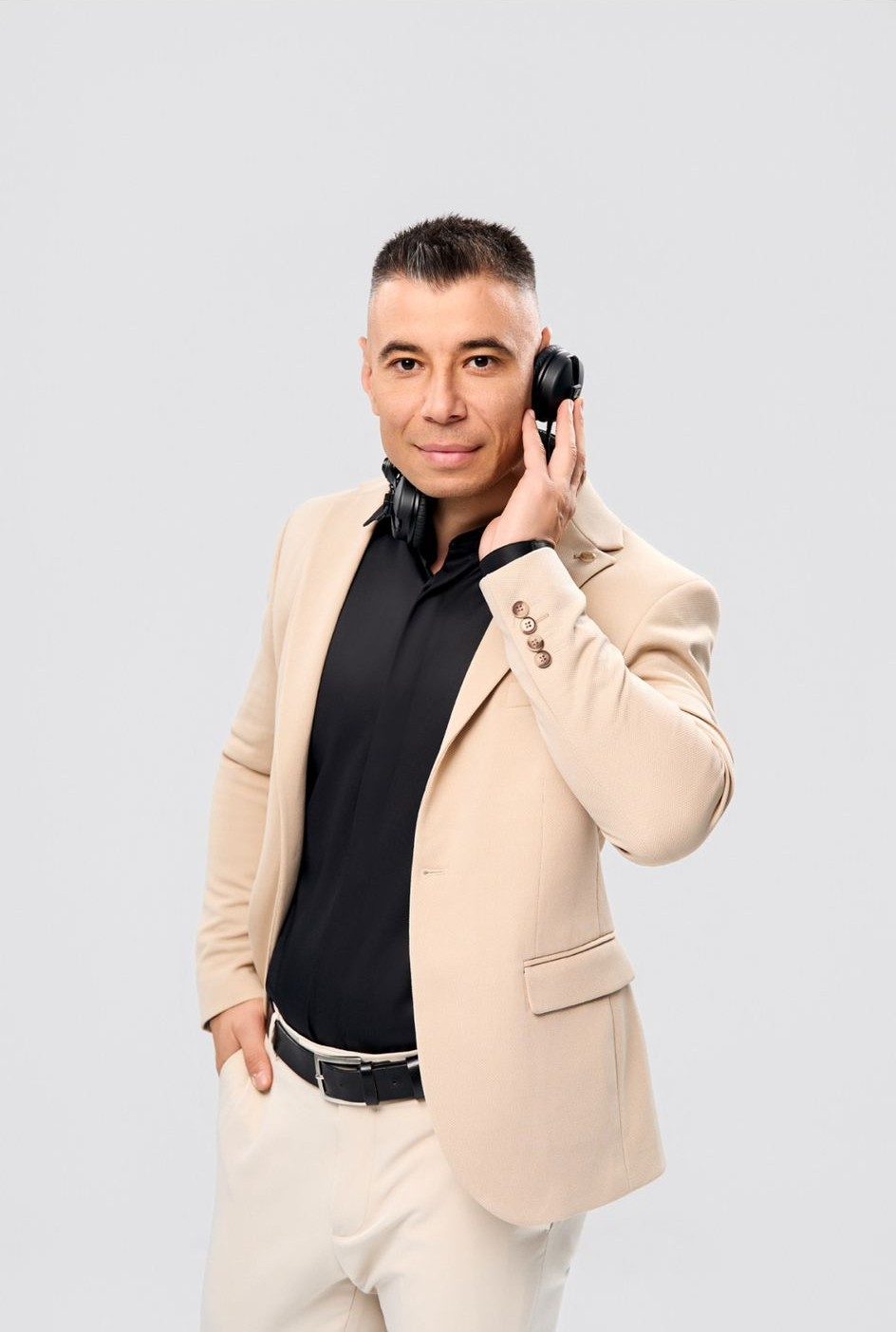 Florin, fondatorul FoFo Sound Sibiu, portret de studio cu căști DJ la gât