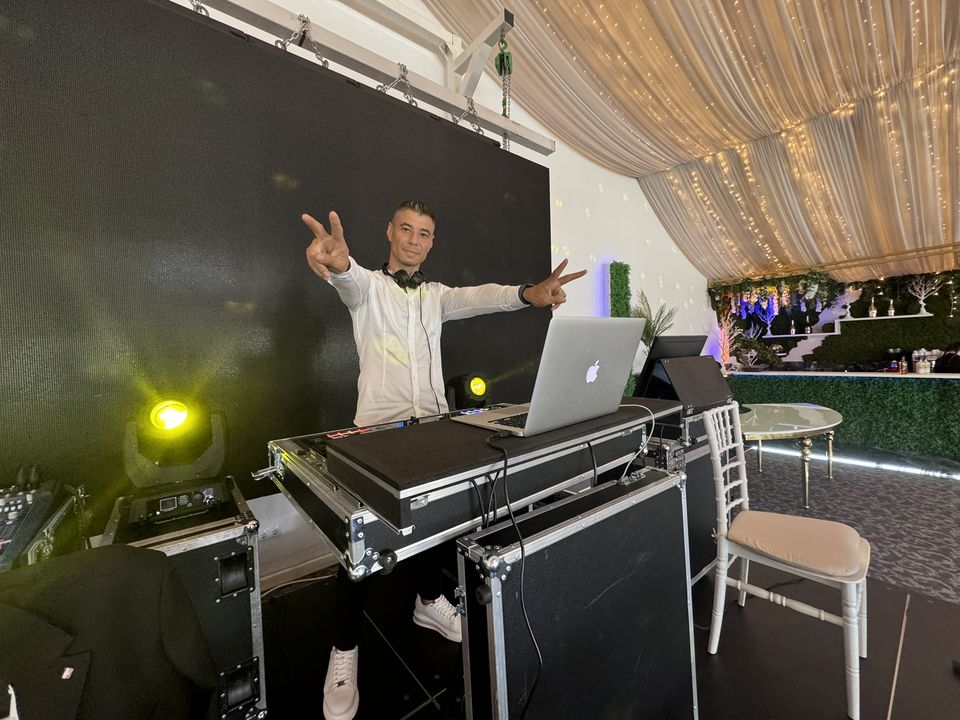 DJ FoFo Sound la pupitru într-un cort de evenimente decorat cu instalații luminoase, nuntă în zona Sibiu